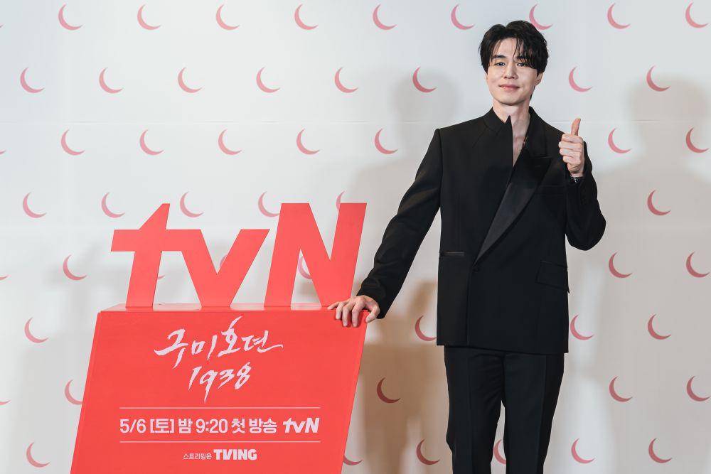 potret Lee Dong Wook di konferensi pers Tale of the Nine Tailed 1938 (dok.CJ ENM)