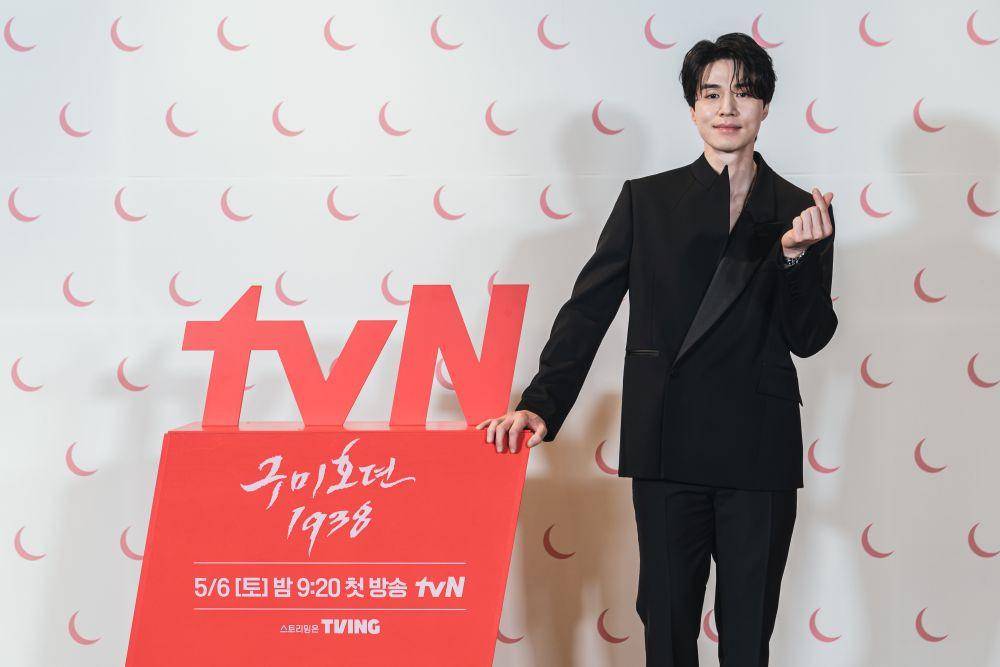 potret Lee Dong Wook di konferensi pers Tale of the Nine Tailed 1938 (dok.CJ ENM)