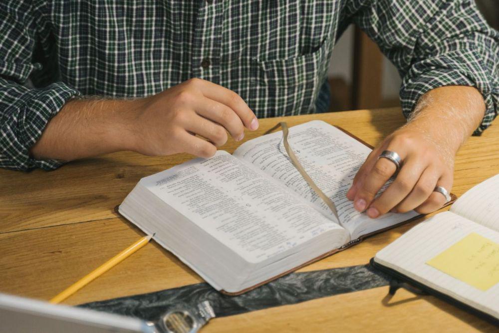 15 Ayat Alkitab untuk Dibaca Jika Merasa Kesepian dan Ditinggalkan