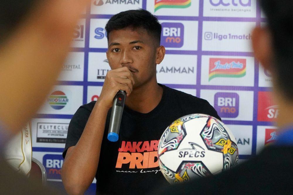 Gelandang Persija Jakarta kelahiran Makassar, Resky Fandi, dalam sesi jumpa pers pertandingan Liga 1 2022-23. (Dok. Ofisial Persija Jakarta)