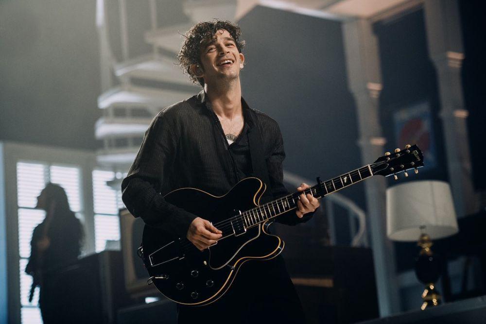 10 Fakta Matty Healy, Vokalis 1975 Diisukan Pacar Baru Taylor Swift