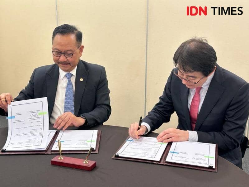 Kepala OIKN Bambang Susantono dan Dean and CEO ADB Institute, Tetsushi Sonobeitu tandatangani MoU. Sumber foto Tim Komunikasi OIKN (IDN Times/Ervan)