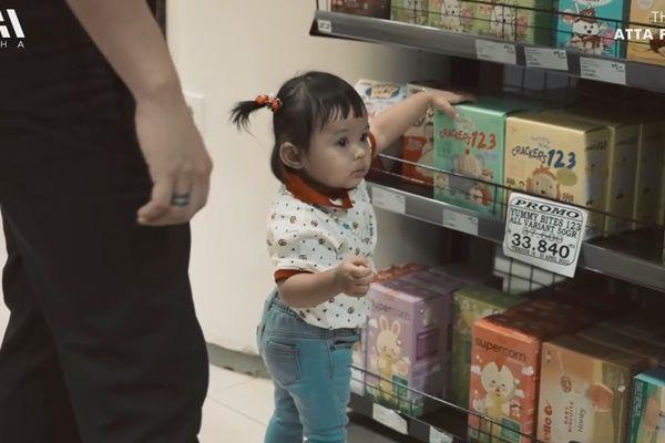 Aurel ajak Ameena belanja bulanan (YouTube.com/AttaHalilintar)