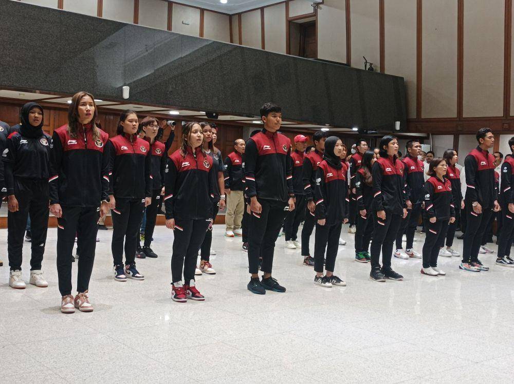 Atlet SEA Games Asal Jakarta menerima bonus dari Pemprov DKI di Balai Kota,Rabu (3/5/2023)/IDN Times Dini Suciatiningrum