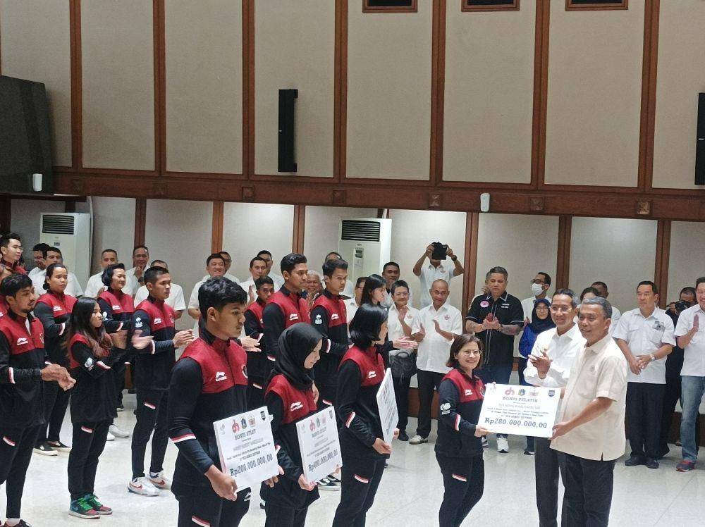Penjabat (Pj) Heru Budi Hartono memberikan bonus atlet asal Jakarta, Rabu (3/4/2023)/IDN Times Dini Suciatiningrum