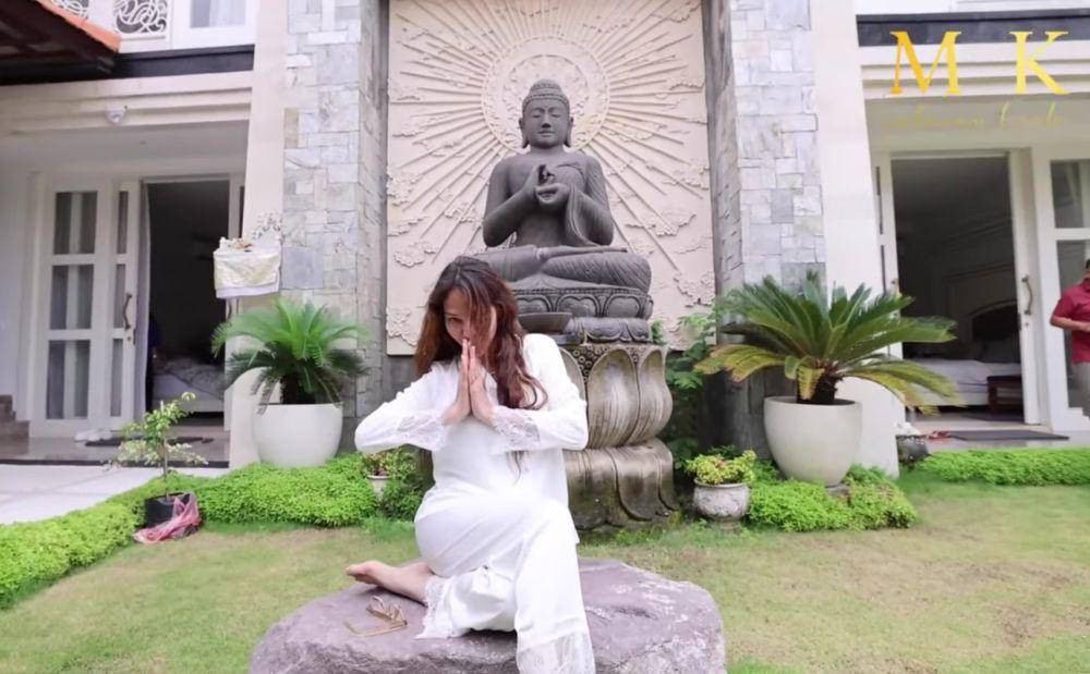 potret liburan Bunda Corla di Bali (dok.YouTube.com/Maharani Kemala)