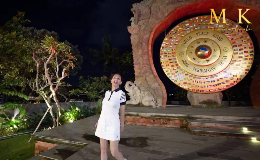 potret liburan Bunda Corla di Bali (dok.YouTube.com/Maharani Kemala)