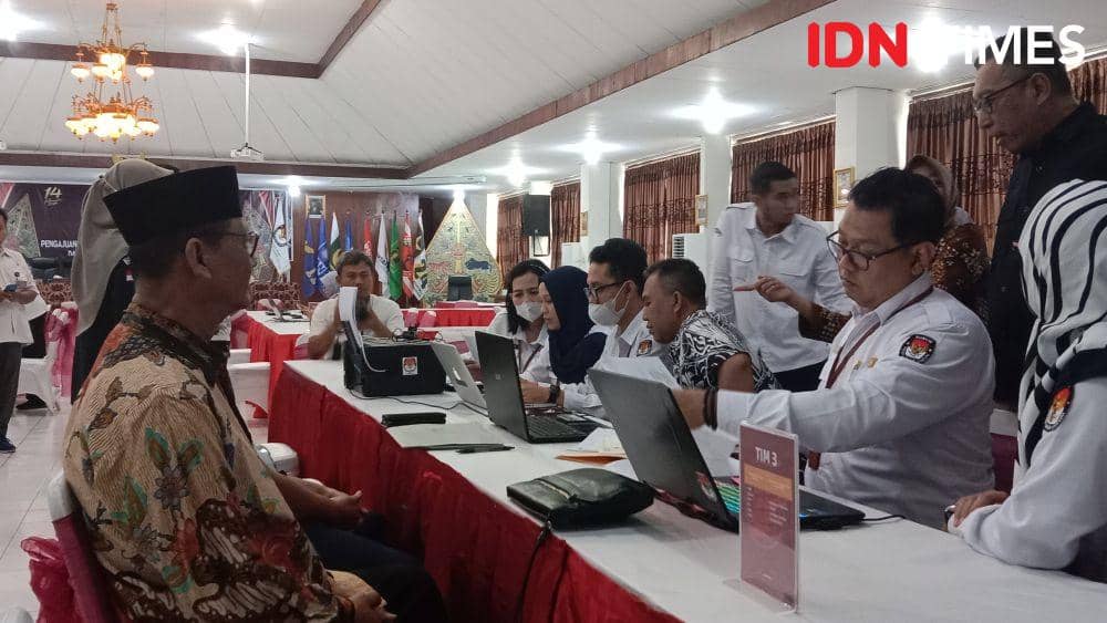 Ilustrasi. Bakal calon legislatif dari DPD RI Dapil Jateng, Bambang Sutrisno saat memasukan berkas pendaftaran di kantor KPU Jateng. (IDN Times/Fariz Fardianto)
