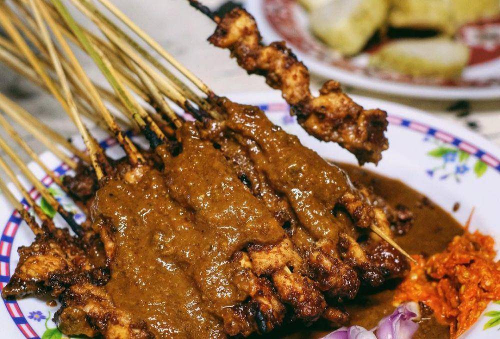Sate Ayam Haji Zaenab WR Supratman (instagram.com/amazingindonesiafood)