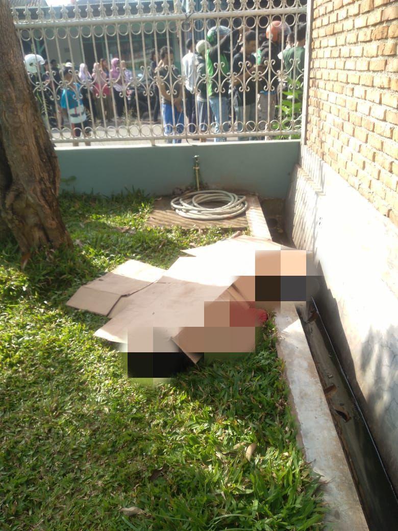 Korban istri terpental setelah mengalami tabrakan. (Dokumen Polres Metro Bekasi Kota)