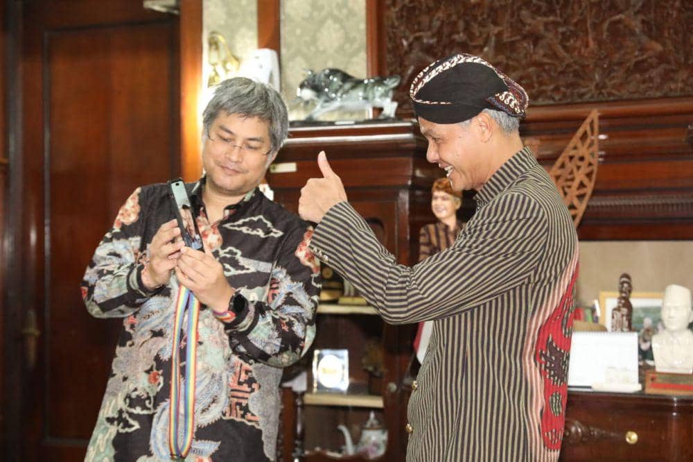 Ketua Walubi Jateng Tanto Harsono menujukkan isi video call kepada Ganjar Pranowo di rumah dinas Puri Gedeh Gajahmungkur Semarang. (IDN Times/Dok Humas Pemprov Jateng)