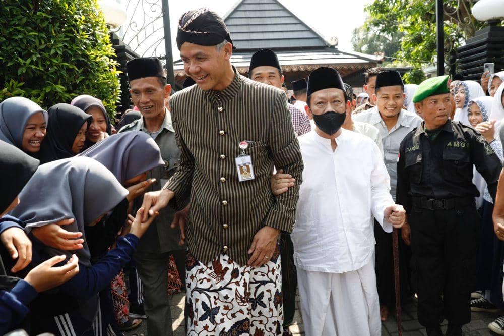 Gubernur Jateng Ganjar Pranowo menyalami santri Ponpes Giri Kusumo ditemani Kiai Munif Zuhri. (IDN Times/Dok Humas Pemprov Jateng)