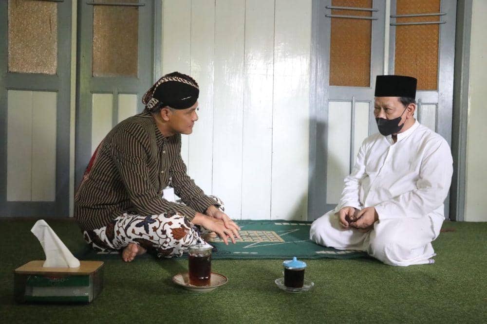 Gubernur Jateng Ganjar Pranowo berbicang dengan Kiai Munif Zuhri di Ponpes Giri Kusumo Demak. (IDN Times/Dok Humas Pemprov Jateng)