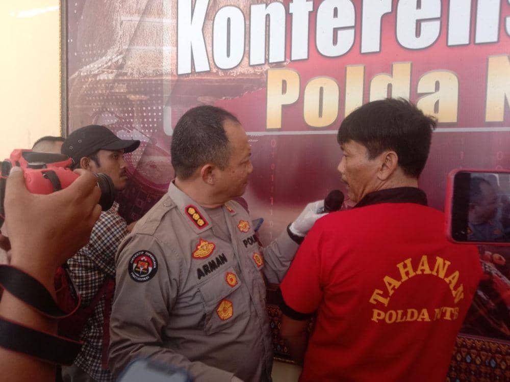 Sopir truk asal Buleleng Bali yang ditangkap karena menyelundupkan ribuan benih lobster di Pelabuhan Lembar Lombok Barat. (dok. Polda NTB)
