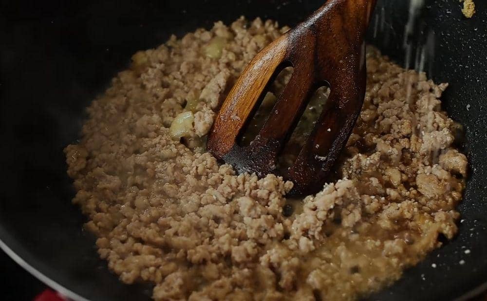 ilustrasi memasak daging ayam cincang (youtube.com/Devina Hermawan)