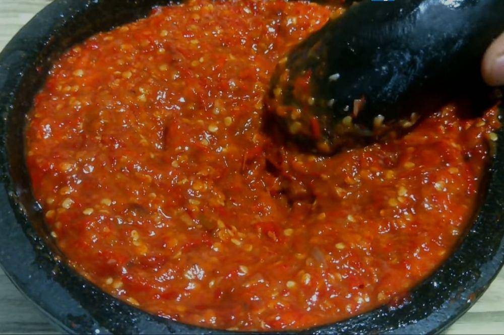 ilustrasi membuat sambal tomat (youtube.com/Nuraaini Soewarto)