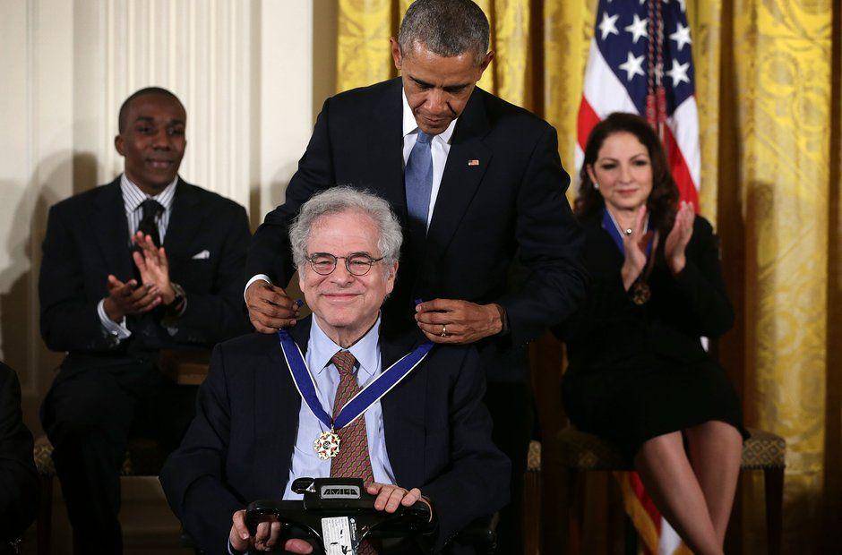 Presiden Barack Obama saat menganugerahi Itzhak Perlman Medal of Freedom. (classicfm.com)