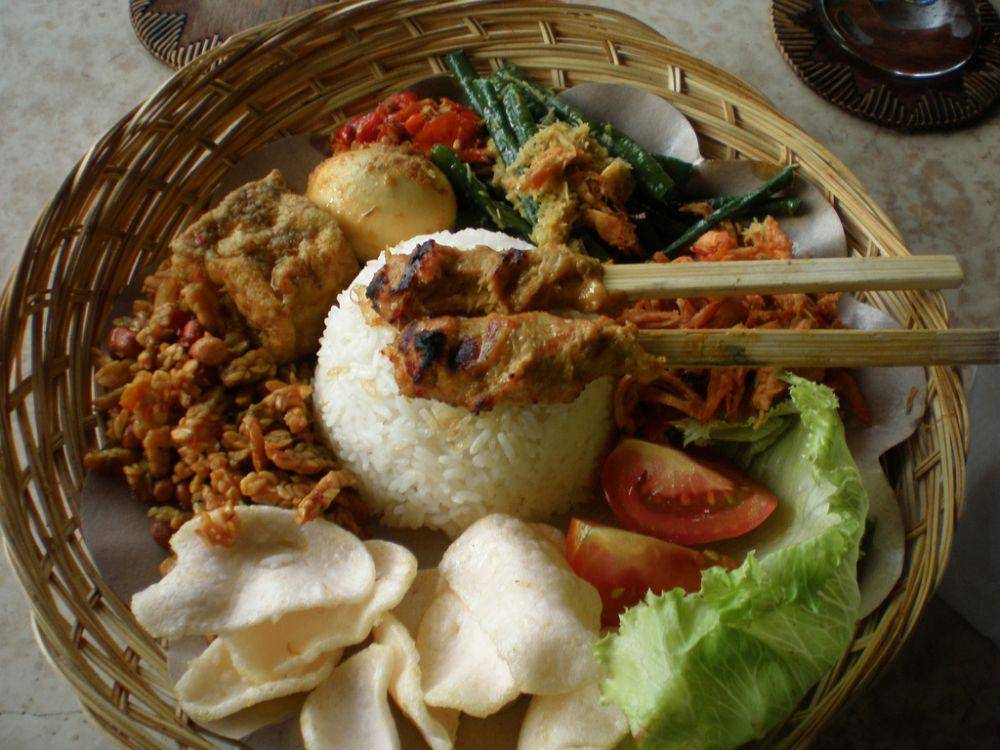 Ilustrasi nasi campur khas Bali (commons.wikimedia.org/Fei Tan)