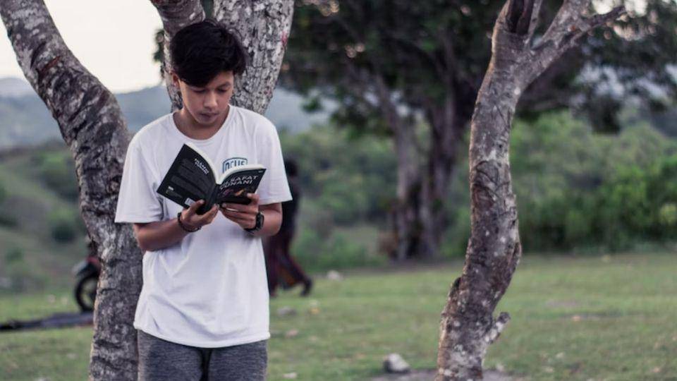 ilustrasi seseorang sedang membaca buku (unsplash.com/gazali marimbo)