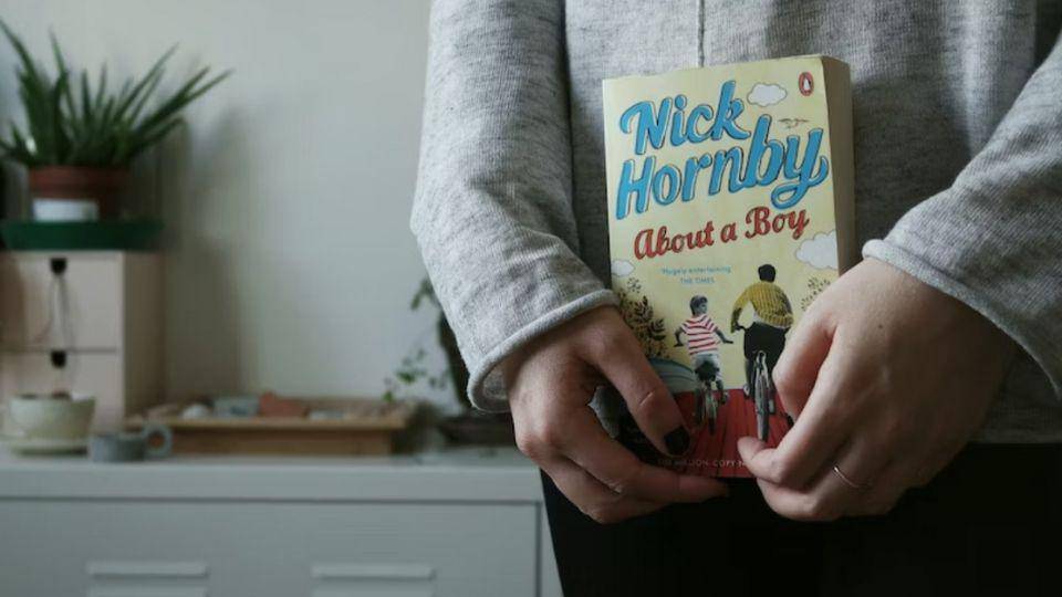 ilustrasi seseorang sedang membawa buku (unsplash.com/Giulia Bertelli)