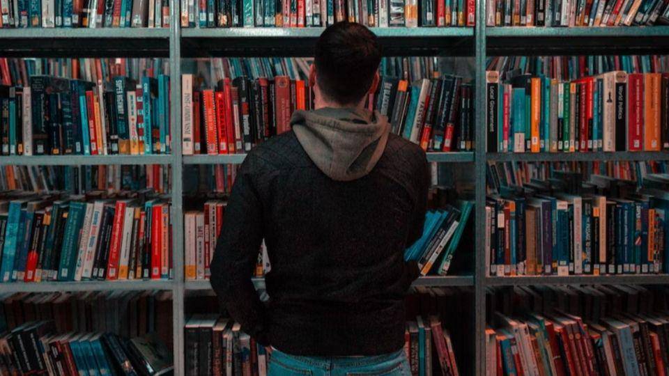 ilustrasi seseorang sedang mencari buku (unsplash.com/matthew Feeney)