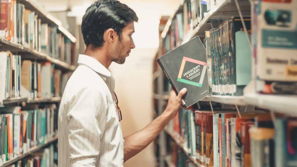 ilustrasi seseorang sedang mengambil buku (unsplash.com/Dollar Gill)