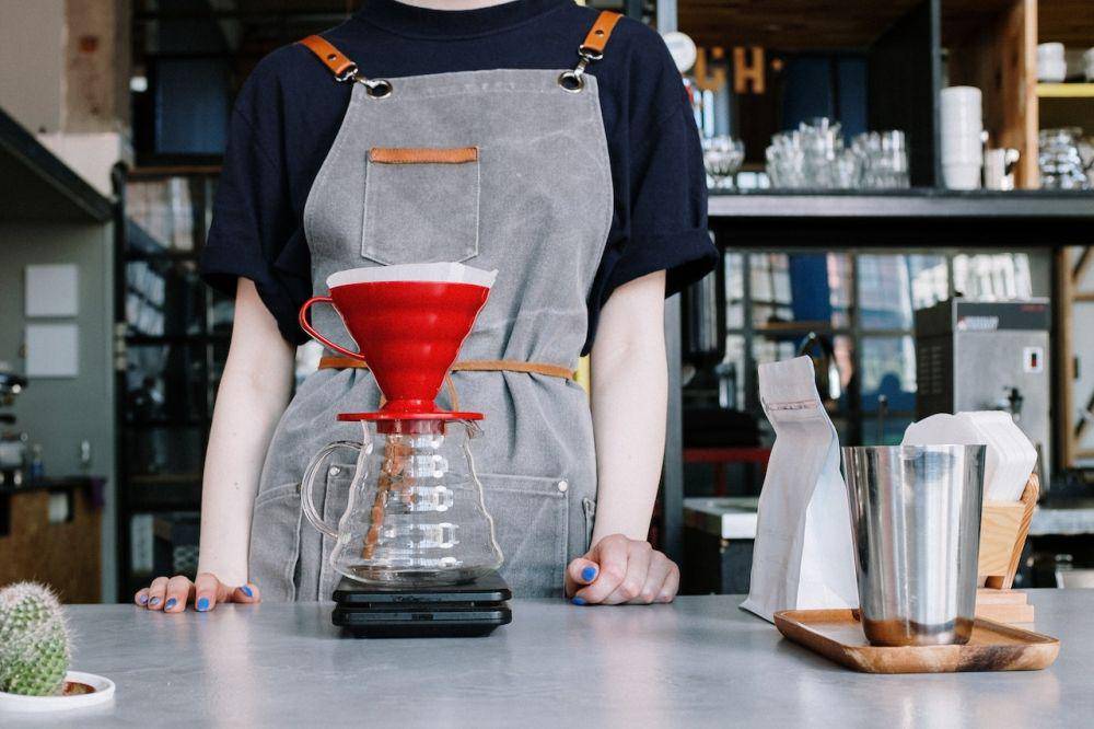 ilustrasi proses penyeduhan dengan V60 (pexels.com/cottonbro studio)
