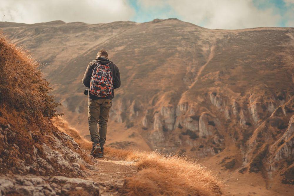 ilustrasi mendaki gunung (pexels.com/Cojanu Alexandru)