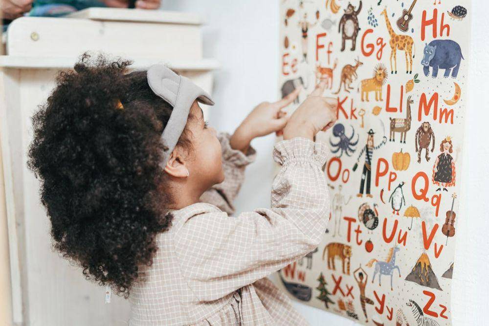 ilustrasi anak bermain alfabet (pexels.com/cottonbro studio)