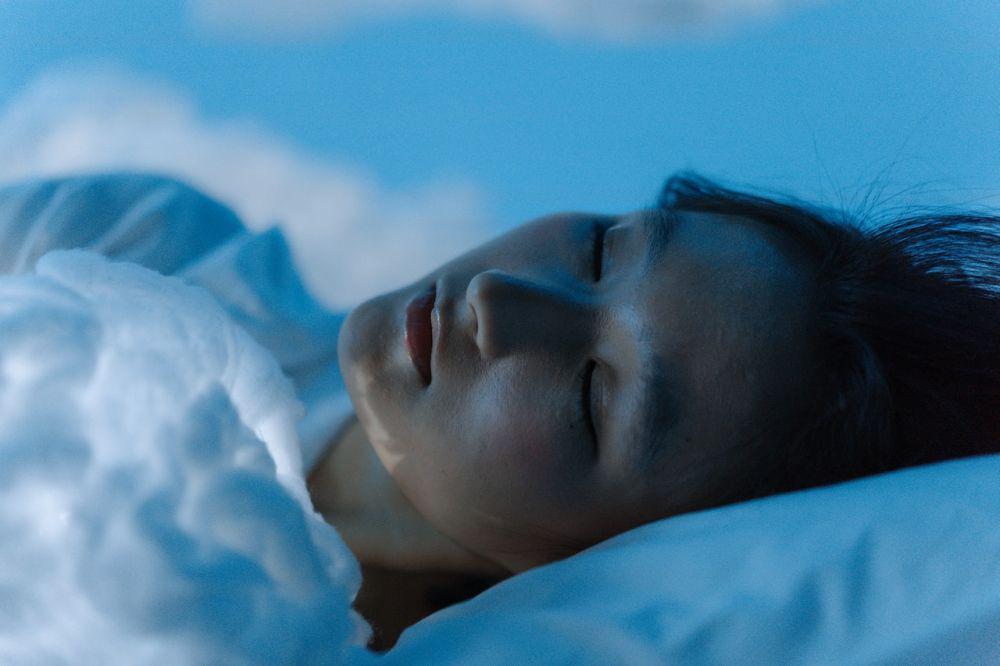 ilustrasi wanita tidur (pexels.com/Ron Lach)
