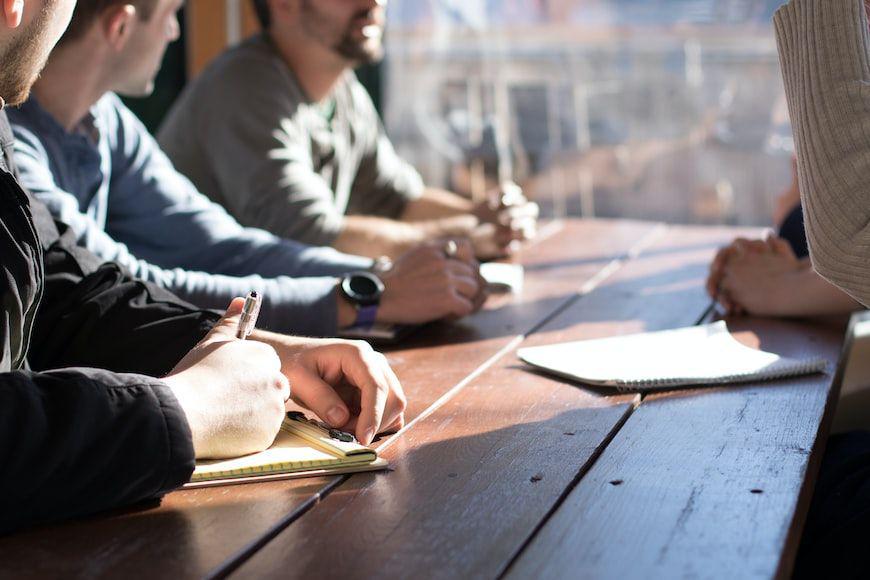 ilustrasi orang sedang rapat (unsplash.com/Dylan Gillis)