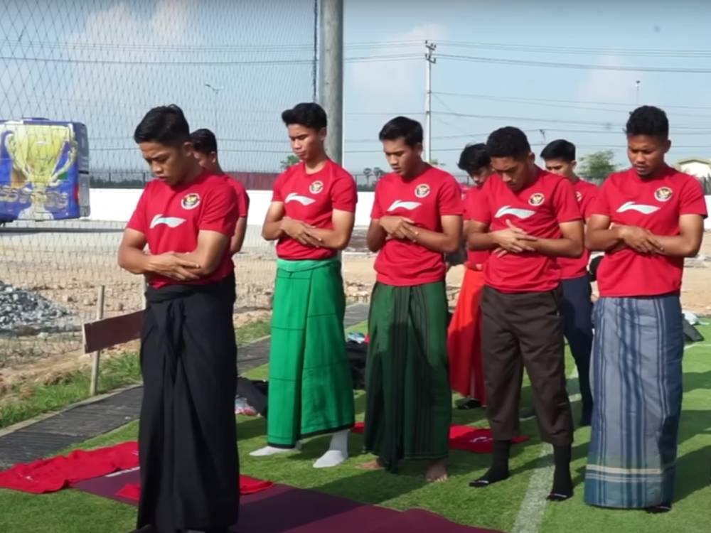 Para pemain Timnas Indonesia U-22 sedang menjalani salat berjemaah jelang latihan (YouTube PSSI TV)