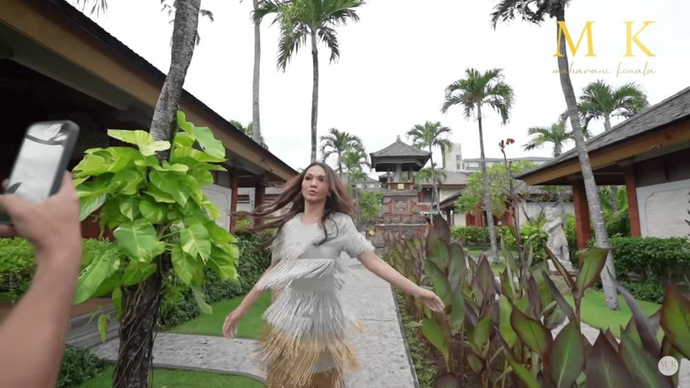 potret liburan Bunda Corla di Bali (YouTube.com/Maharani Kemala)