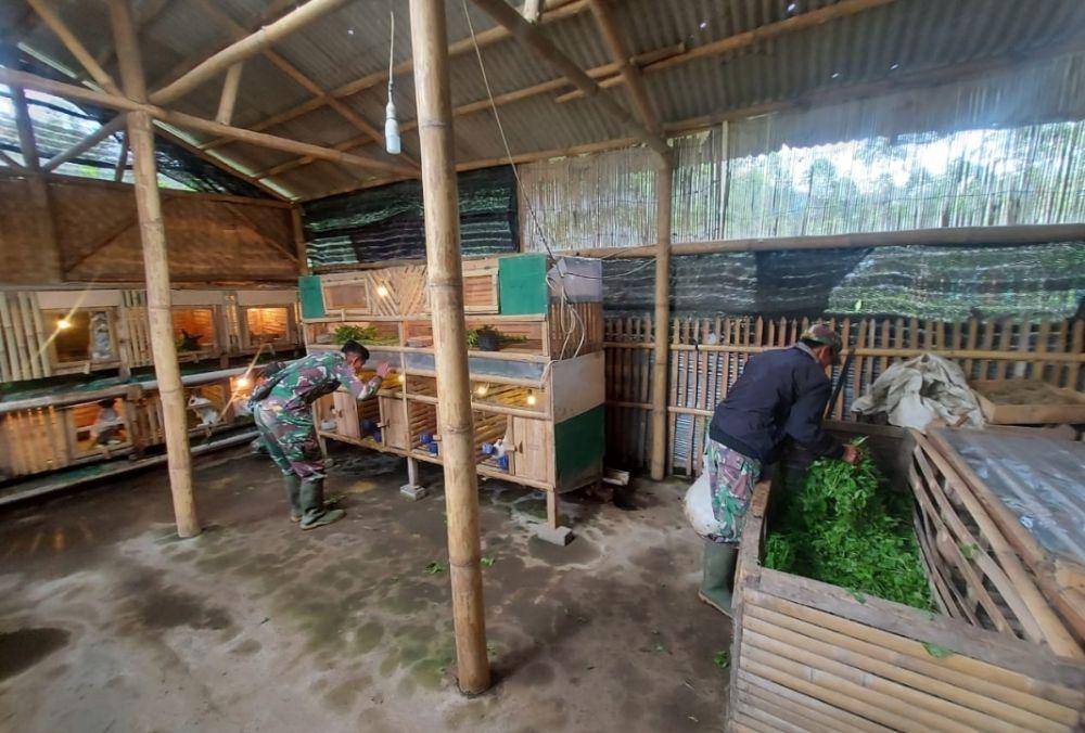 Pemeliharaan kelinci untuk pupuk di Sektor 23 (citarumharum.jabarprov.go.id)