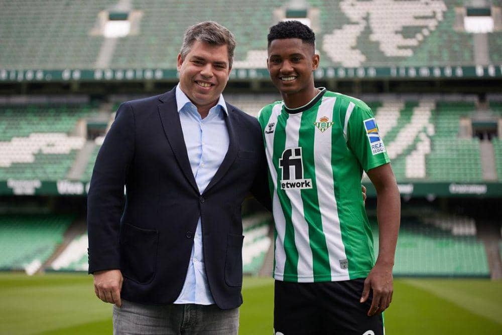 Abner Vinicius saat diperkenalkan Real Betis. (instagram.com/6bner)