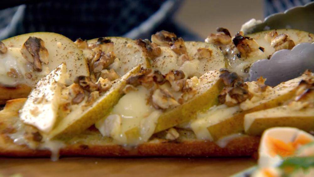 Goat's cheese & pear tartine. (YouTube.com/Gordon Ramsay)