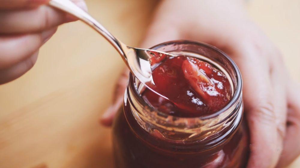 French litchi raspberry & rose jam. (YouTube.com/糖餃子Sweet Dumpling)