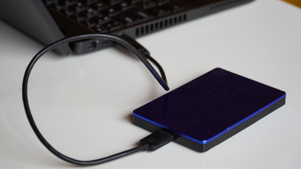 Hard disk eksternal (pixabay.com/Janvanbizar)