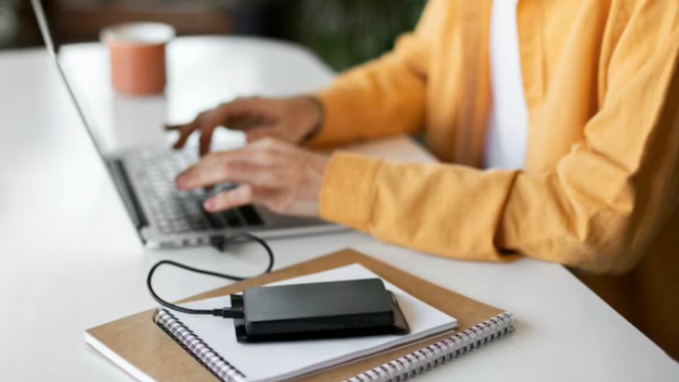 Ilustrasi hard disk yang terhubung ke laptop (freepik.com/freepik)