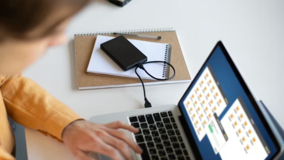 Ilustrasi hard disk eksternal sedang di gunakan (freepik.com/freepik)