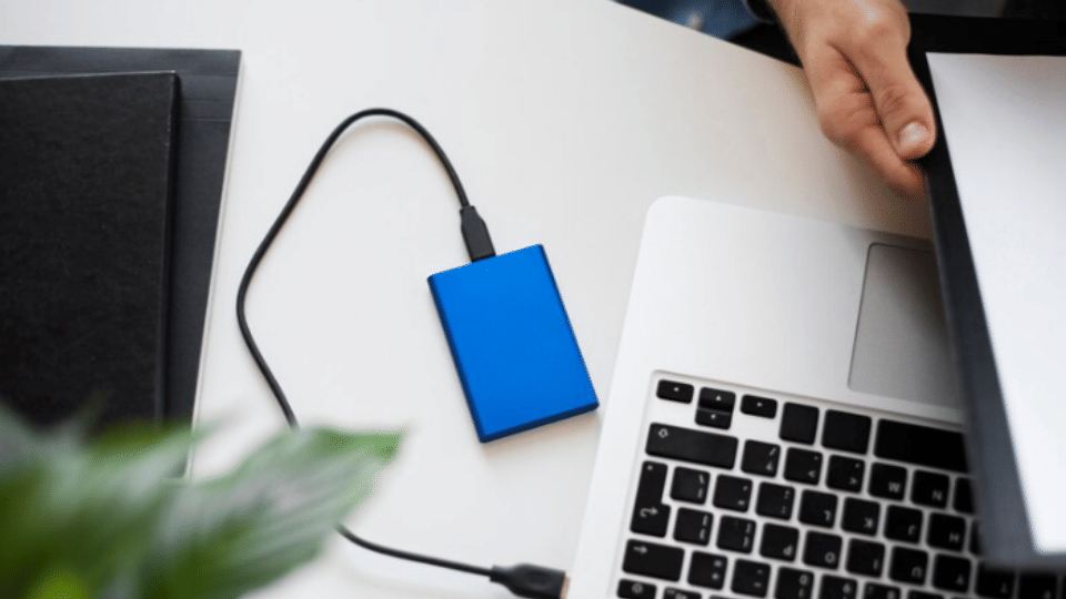 Harddisk eksternal yang terhubung ke laptop (freepik.com/freepik)