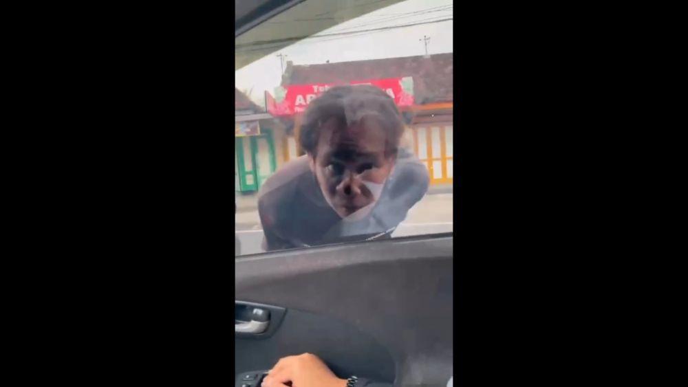 Screenshoot video pengamen gebrak mobil di Tulungagung. IDN Times/ istimewa