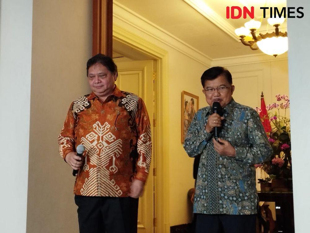 Ketua Umum Partai Golkar Airlangga Hartarto bertemu dengan Jusuf Kalla di kediamannya, Jakarta Selatan, Kamis (4/5/2023) (IDN Times/Trio Hamdani)