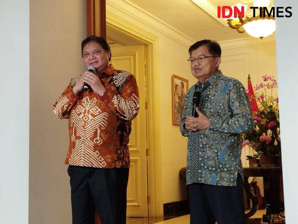 Ketua Umum Partai Golkar Airlangga Hartarto bertemu dengan Jusuf Kalla di kediamannya, Jakarta Selatan, Kamis (4/5/2023) (IDN Times/Trio Hamdani)