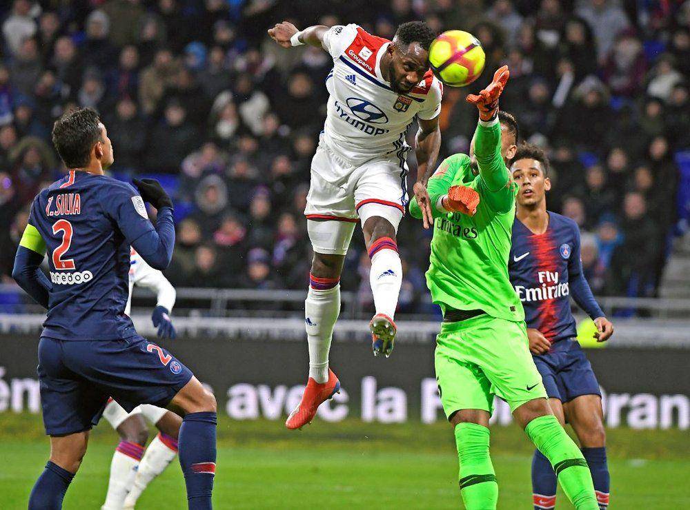 Thiago Silva (kiri) bermain melawan Olympique Lyon. (twitter.com/OL)