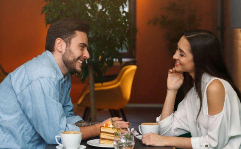 ilustrasi pria yang sedang curhat (istockphoto.com/Prostock-Studio)