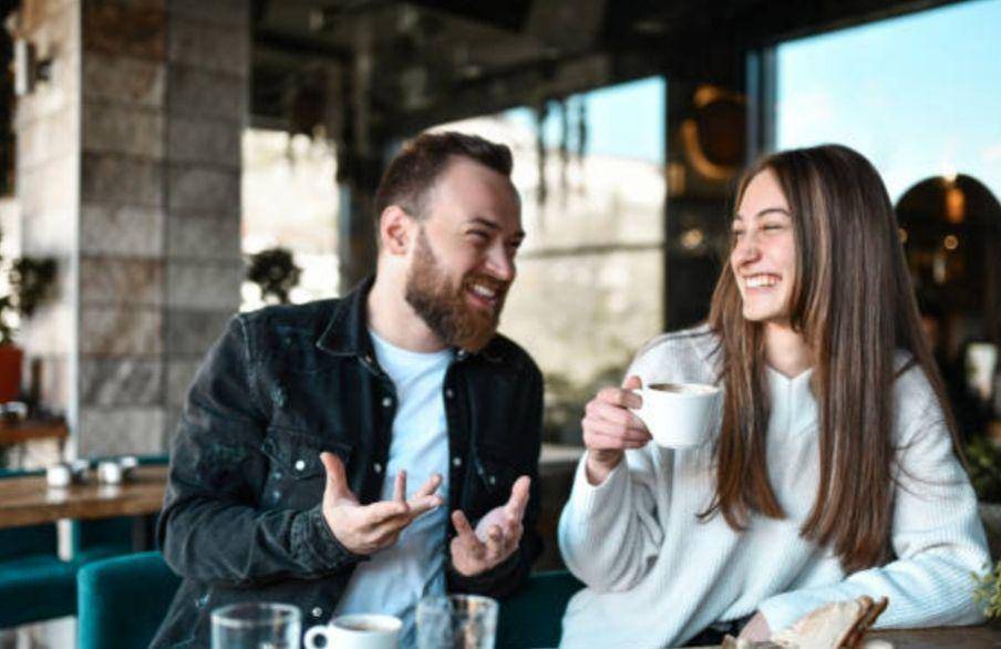 ilustrasi pria yang sedang curhat (istockphoto.com/AleksandarGeorgiev)