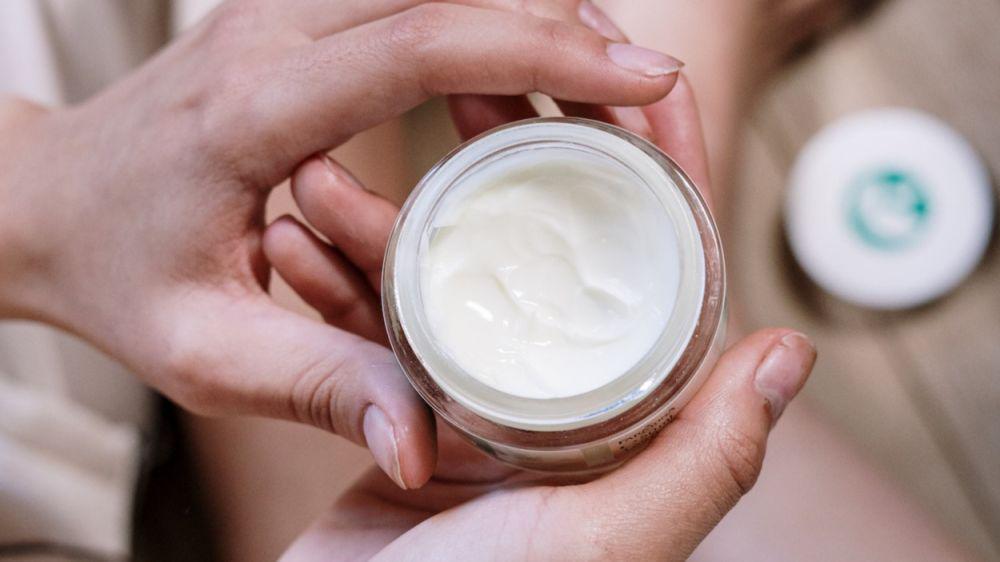 5 Perbedaan Moisturizer vs Day Cream, Cari Tahu Sebelum Membelinya