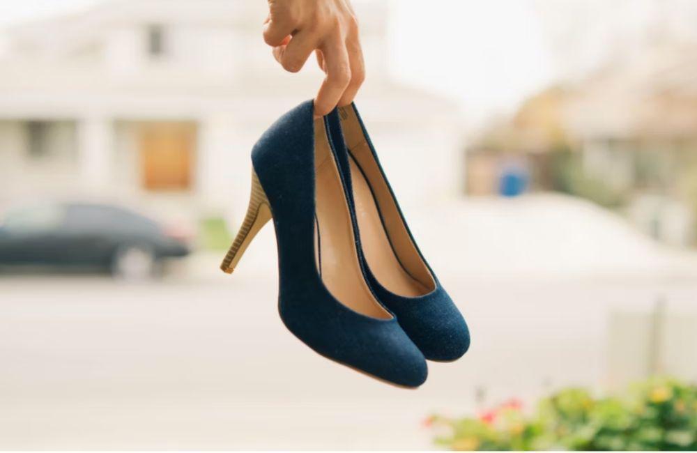 Ilustrasi sepatu(unsplash.com/@andrewtanglao)