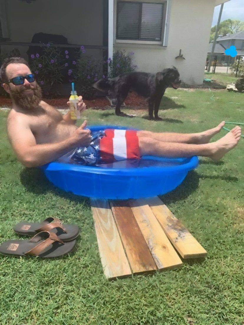 potret kocak di kolam renang (reddit.com/user/Toodlum)